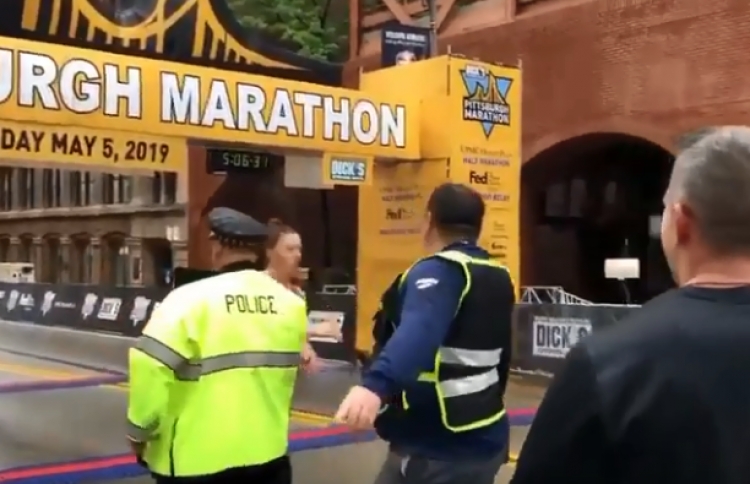 Një maratonë e pazakontë, në finish ndodh gjithçka [VIDEO]