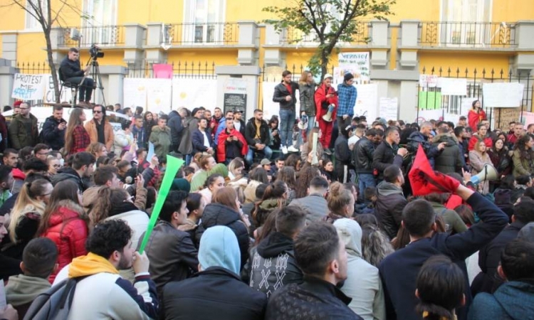 Studentët ‘pushtojnë’ kryeqytetin. Rama, ‘jam me ju dhe jo me ariun’ [FOTO]