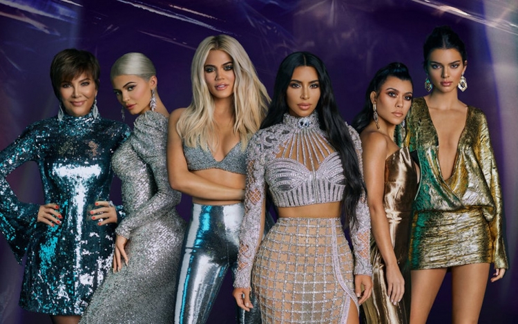 Premiera e ''The Kardashians'', njëra nga motrat zgjedh të vishet me fustanin e punuar nga stilisti shqiptar