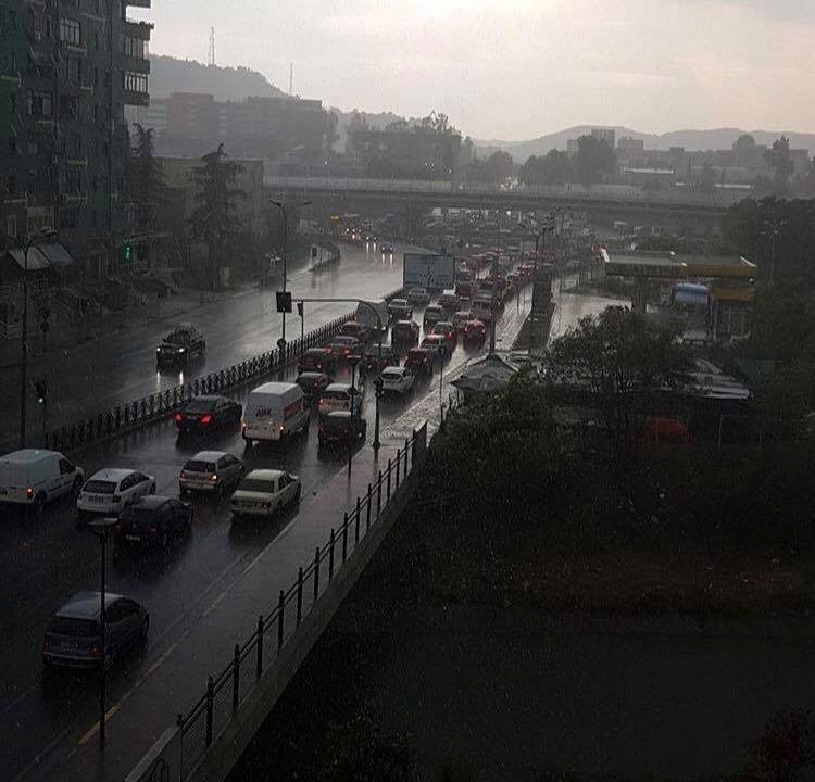 Pak shi dhe Tirana bllokohet nga trafiku