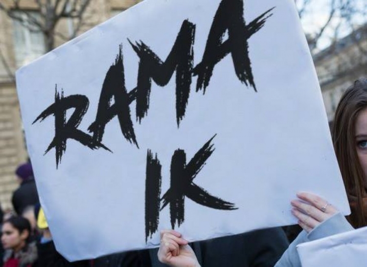 Të rinjtë e opozitës protestë ''simbolike'': BE refuzon Ramën...[FOTO]