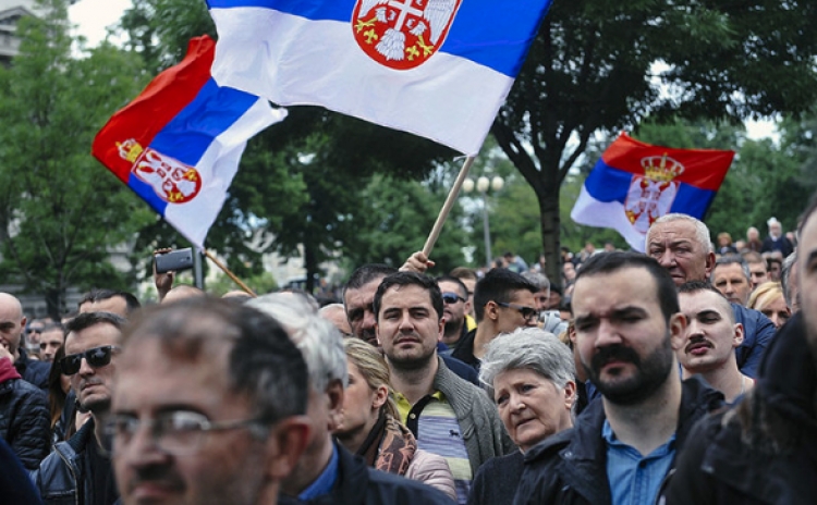 Protesta në Serbi, situatë e tensionuar para presidencës, Vuçiç: Nuk frikësohem