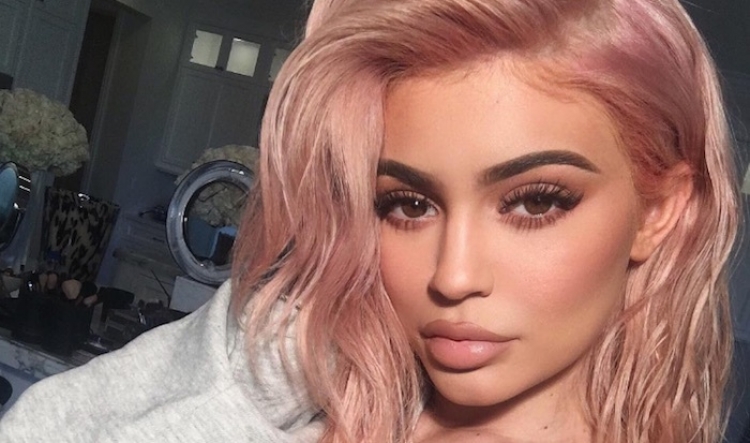 Si të kopjoni ngjyrën e re rozë të flokëve të Kylie Jenner? [FOTOVIDEO]