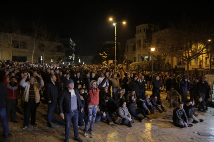 Goditet makina e shefit të policisë rrugore, Taulant Gjokës