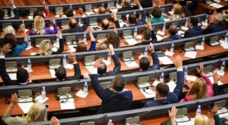 Votohet shpërndarja e Parlamentit në Kosovë, brenda 45 ditësh do zhvillohen zgjedhje të reja