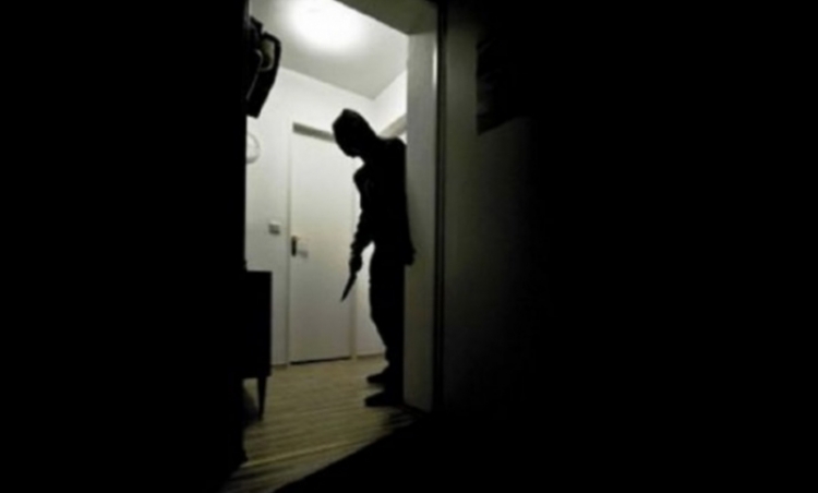 Vlorë, persona të maskuar hyjnë në banesë për të grabitur dhe terrorizojnë 67-vjeçarin me iniciale Q.M, policia po punon për identifikimin e autorëve