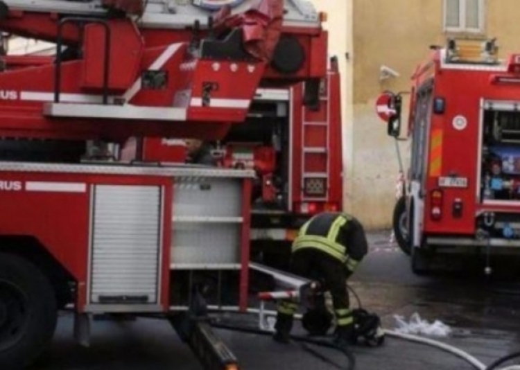 Tiranë, një banesë dy katëshe është përfshirë nga flakët ditën e sotme në zonën e Kombinatit