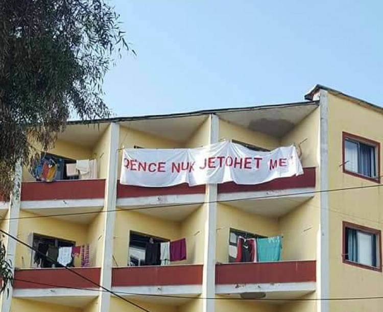 'Qençe nuk jetohet më!' Studentët në protestë për kushtet e këqija në konvikte [FOTO]