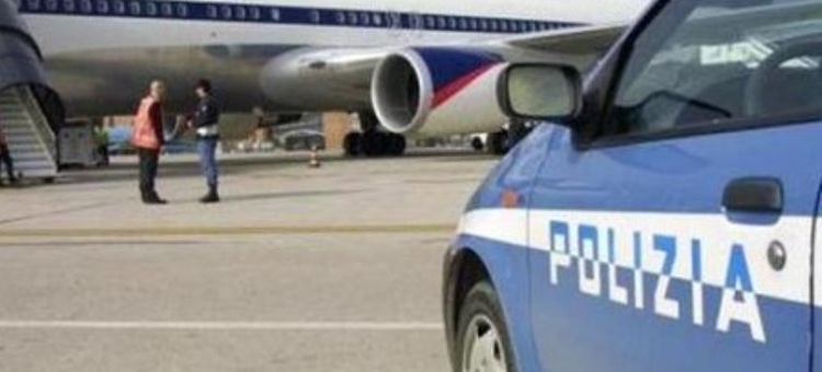 Hajduti ‘fluturues’ shqiptar ndalohet në aeroportin e Xhenovas. Grabiti mijëra euro