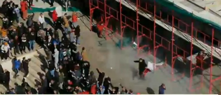 Çahet sërish kordoni policor/ Protestuesit mësyjnë drej kryeministrisë, Garda hedh sërish gaz lotësjellës drejt tyre