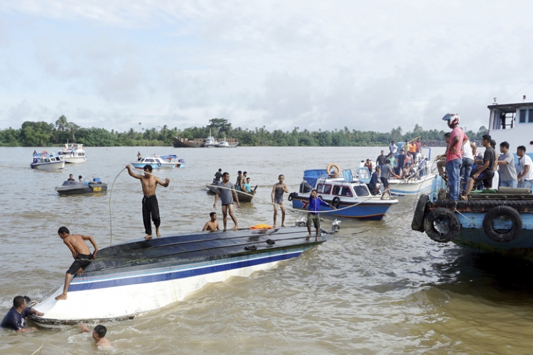 Mbytet varka me 51 udhëtarë në Indonezi 8 të vdekur, mes tyre dhe 3 foshnje