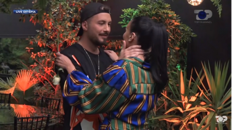 Donaldi i bëri surprizën e veçantë për përvjetorin e tyre, Bora Zemani tregon emocionet e puthjes: Kujtuam se…