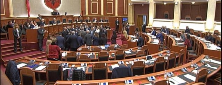 Tensione në Kuvend, Ruçi-Bashës: Mos bëj si halabak