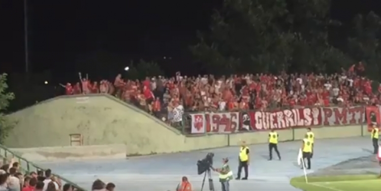 Korçë/ Ndërpritet ndeshja mes Skënderbeut dhe Partizanit, tifozët gjuajnë me gurë njëri - tjetrin