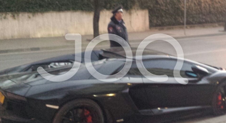 Çudit policia në Tiranë, ndalon Lamborghini-n për një arsye që do t’ju habisë [FOTO]