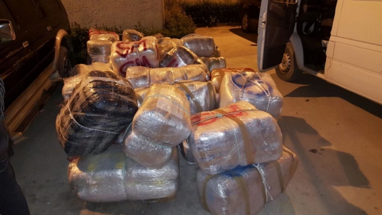 2.7 ton drogë drejt Italisë, arrestohen 9 shqiptarë e 4 italianë