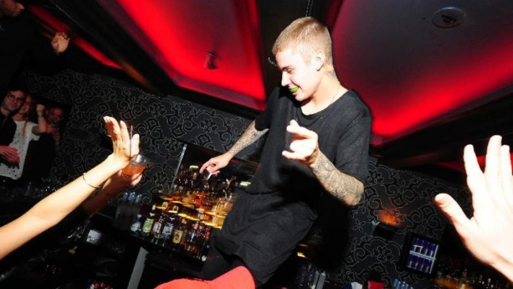 Justin Bieber feston mbi banak me tekila & vodka [VIDEO]