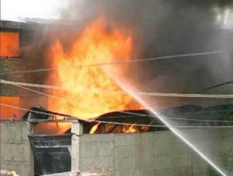 Zjarri përfshin fabrikën e prodhimit të ambalazheve [VIDEO]