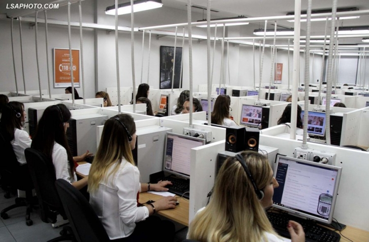 Skandaloze mënyra se si supervizorja iu kërkon llogari punonjësve në Call Center[VIDEO]