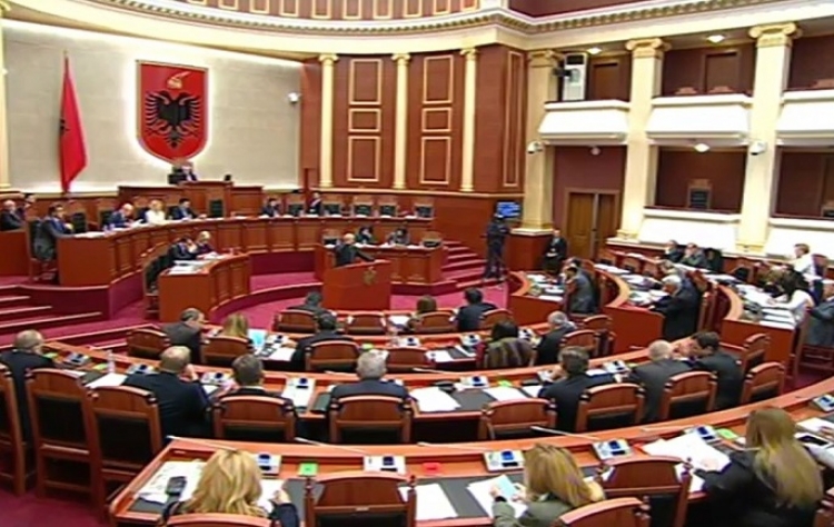 Parlament – Opozita këtë seancë arrin të “ulet” në sallë, por debatet vijojnë…