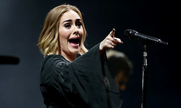 As Adele nuk mund ta besojë sa vende ka ngjitur albumi i saj [VIDEO]