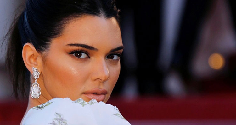 Kendall Jenner e tepron, nuk i ndahet yllit të NBA! [FOTO]