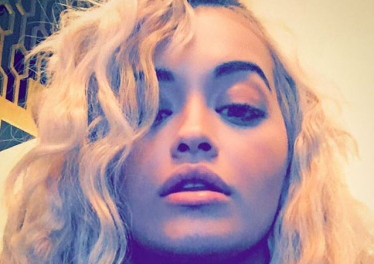 Rita Ora mbërrin në Milano...topless!