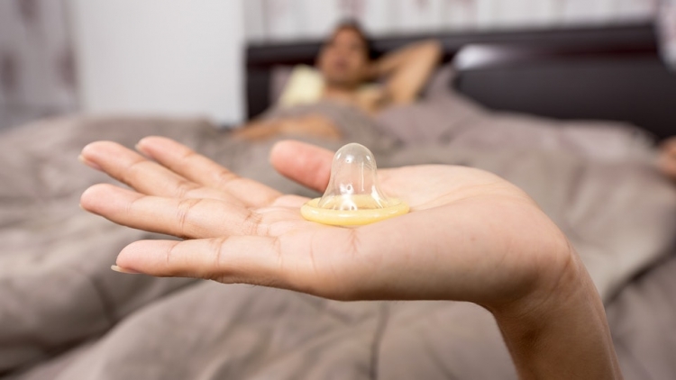 Prezervativin e sotëm, mos e përdor dhe nesër apo mund ta përdorni? Flasin specialistët nëse mund t’i lani dhe t’i ripërdorni