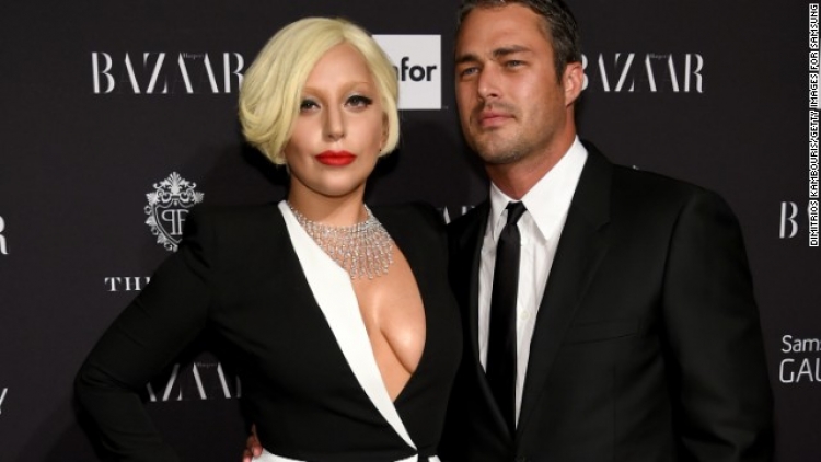 Lady Gaga dhe Taylor Kinney: Selfie pas seksit për kopertinë reviste