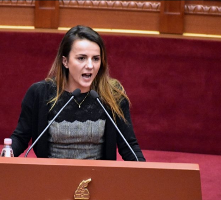 Rudina Hajdari thyen vendimin e grupit, deklaron në Parlament: Këtu kushdo që foli është kryehajdut