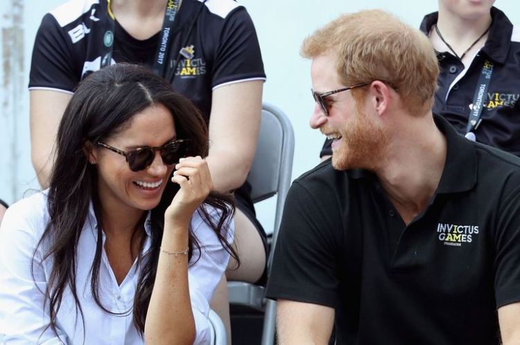 Princi Harry dhe Meghan Markle  kapen duke qeshur me këngëtarin e njohur [VIDEO]