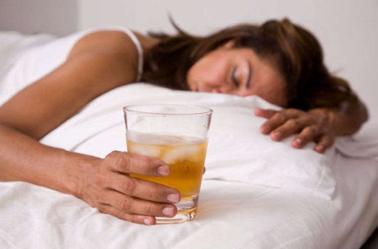 'Pak alkool e përmirëson gjumin'! Mitet që studimet e reja sapo rrëzuan