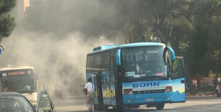 Autobuzi përfshihet nga flakët në mes të Tiranës