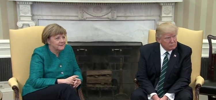 Shikoni momentin kur Donald Trump refuzon t’i japë dorën kancelares gjermane Merkel [VIDEO]