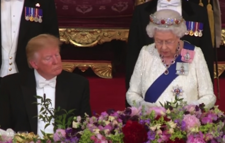 Trump “fëlliqet” në Britani, merr një sy gjumë kur mbretëresha flet [VIDEO]