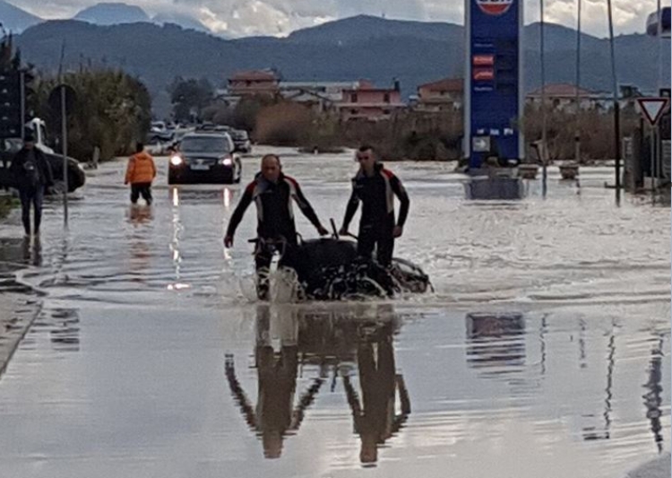 Shqipëria nën pushtetin e reshjeve. Në disa zona situata e përmbytjeve kritike