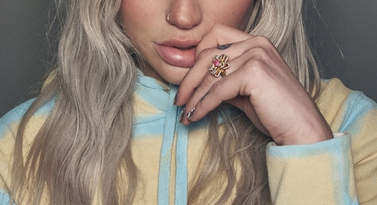 Këngëtarja e famshme ndryshon LOOK dhe duket shumë ndryshe!