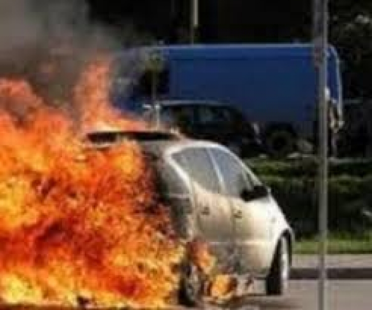 Furgoni merr flakë në ecje e sipër, burrë e grua shpëtojnë mrekullisht