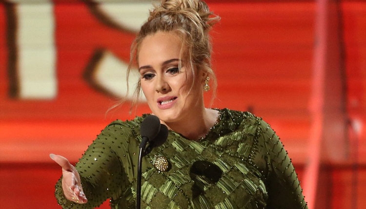 E padëgjuar: Adele thyen çmimin e saj Grammy live për ta ndarë me Beyonce-n! [FOTO]