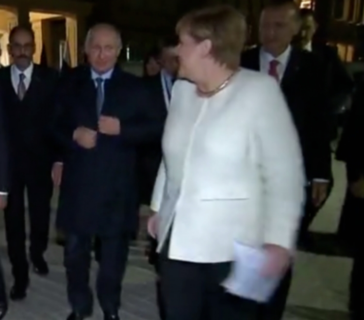 ‘Pallto siberiane’? Merkel i drejtohet Putin në rusisht [VIDEO]