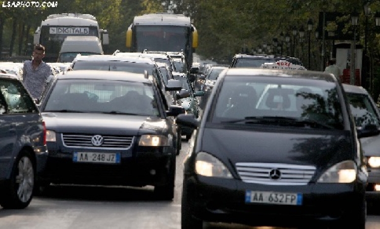 Çudira shqiptare/ Shoferat ndalojnë makinat luksoze në mes të Tiranës dhe vazhdojnë muhabetin