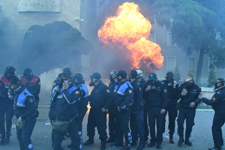 Rama reagon për protestën: Zjarri nuk i bën dëm qeverisë, por vetëm Shqipërisë...