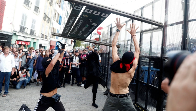 Protesta të dhunshme kundër Samitit të G7-ës, policia përdor dhunë dhe gaz lotsjellës