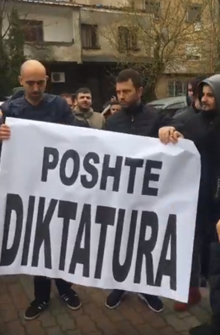 Arrestimet në Kukës, me qindra qytetar në protestë para komisariatit: 'Lironi vëllezërit tanë' [VIDEO]