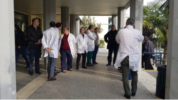 Dhuna ndaj mjekëve/Bluzat e bardha të Durrësit në protestë