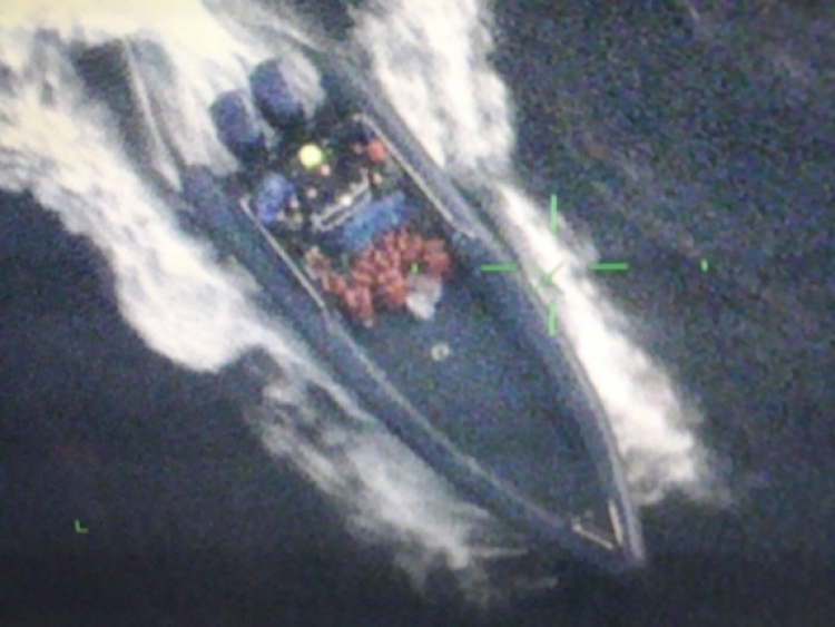 U ndoq me helikopterë dhe anije, kapet pas 24 orësh në Mal të Zi gomonia që do ngarkohej me drogë