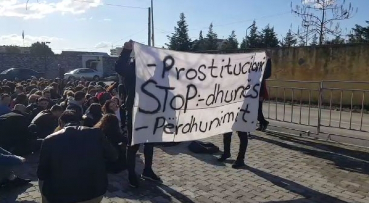 Studentët shkodranë protestë kundër përdhunuesve, bllokojnë komisariatin