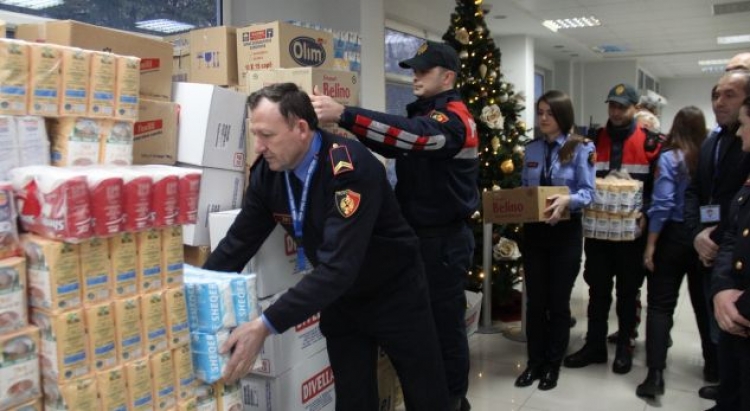 Policia e Tiranës shpërndan ndihma për familjet e përmbytura