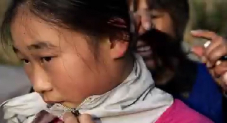 Skandal: Bizneset e parukerive abuzojnë me vajzat e vogla në Kinë [VIDEO]