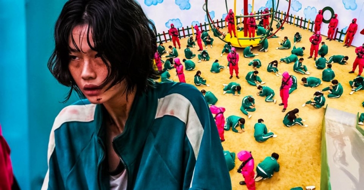 Wow! Regjisori i “Squid Game” zbulon si humbi 6 dhëmbë gjatë xhirimeve të serialit